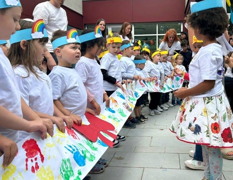 Kinder halten die Eröffnungsschleife