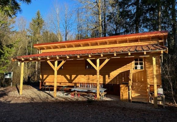 Bauwagen des Waldkindergartens Wurzelzwerge in Sonnenlicht