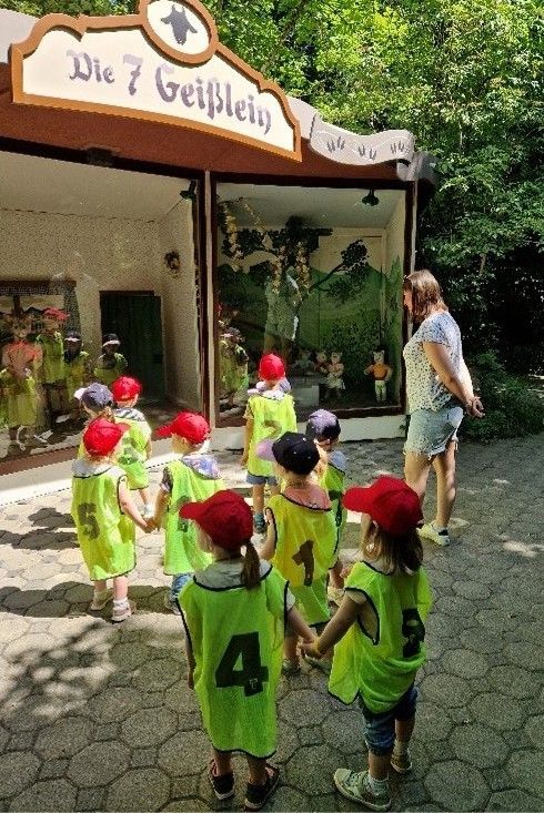 Kinder im Märchenland vor dem Haus "Die 7 Geißlein"