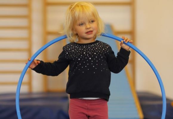 Kind spielt mit Hula Hoop-Reifen