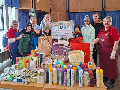 Spendenübergabe der Regenbogenvilla-Hortkinder an den Garchinger Tisch+