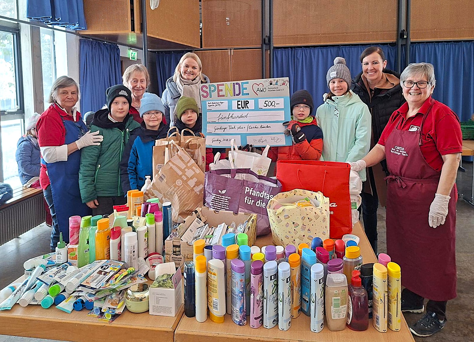 Team mit Spendentisch