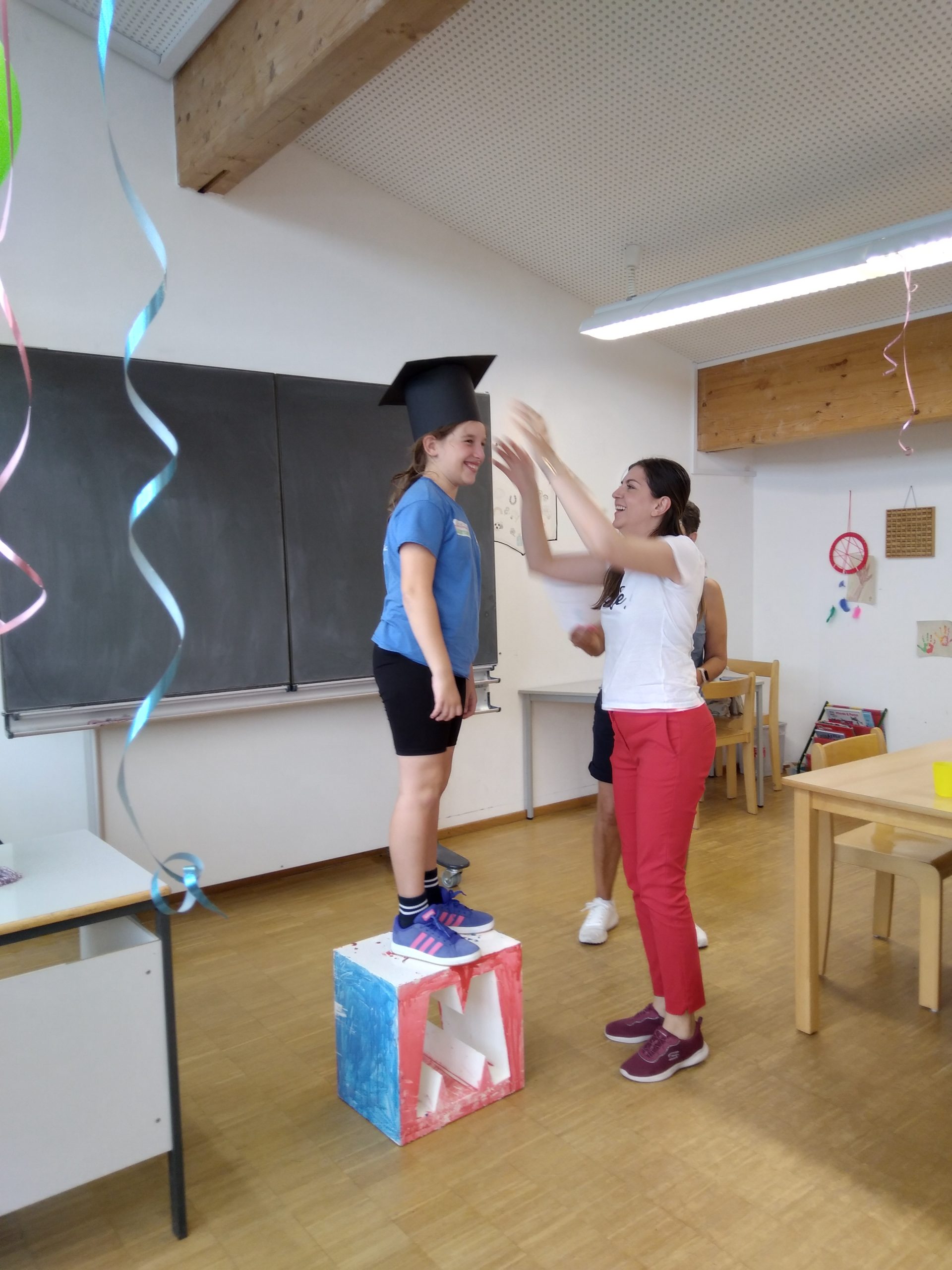 Kind bekommt Studentenhut