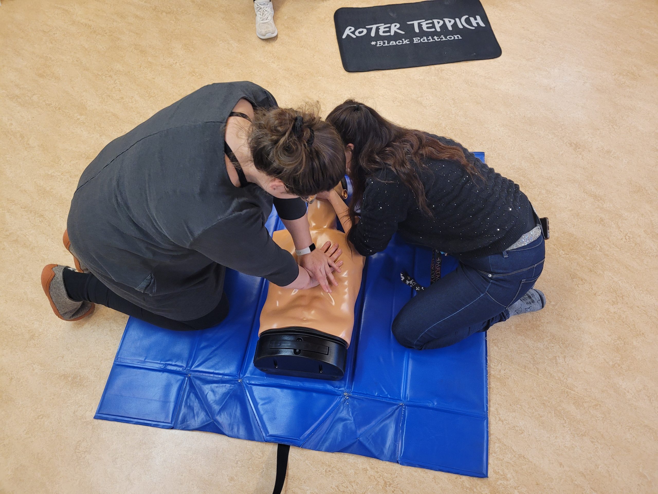 Zwei Kolleginnen bei Erste Hilfe Kurs