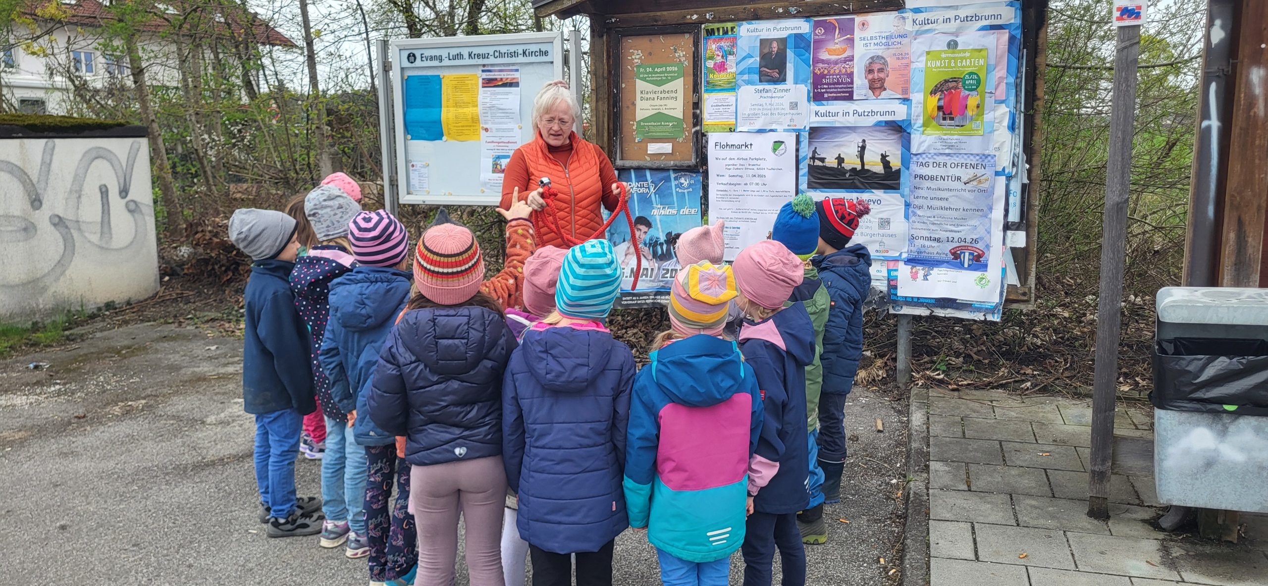 Dame erklärt Kindern Verkehrsregeln