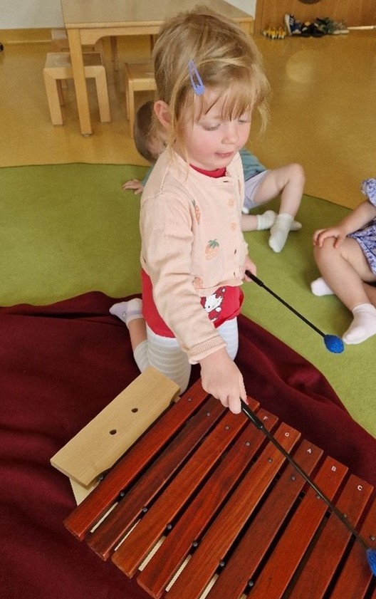 Mädchen mit Xylophon