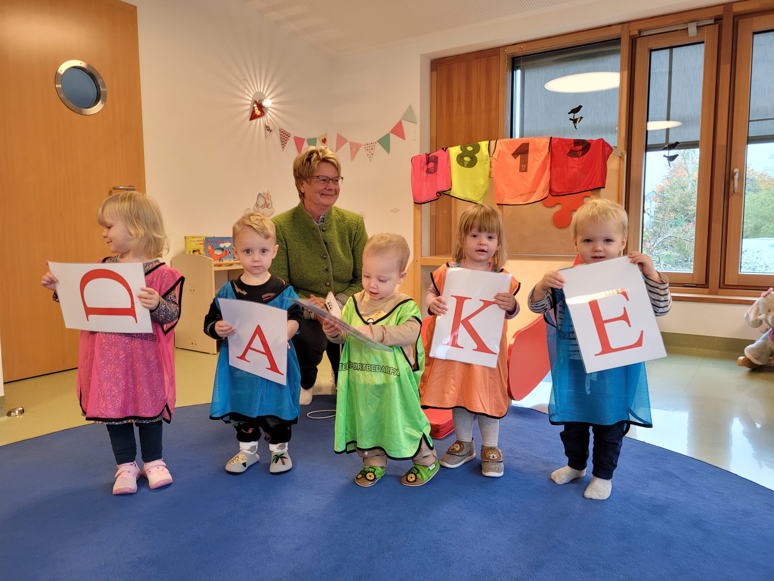 Kinder halten die Buchstaben 