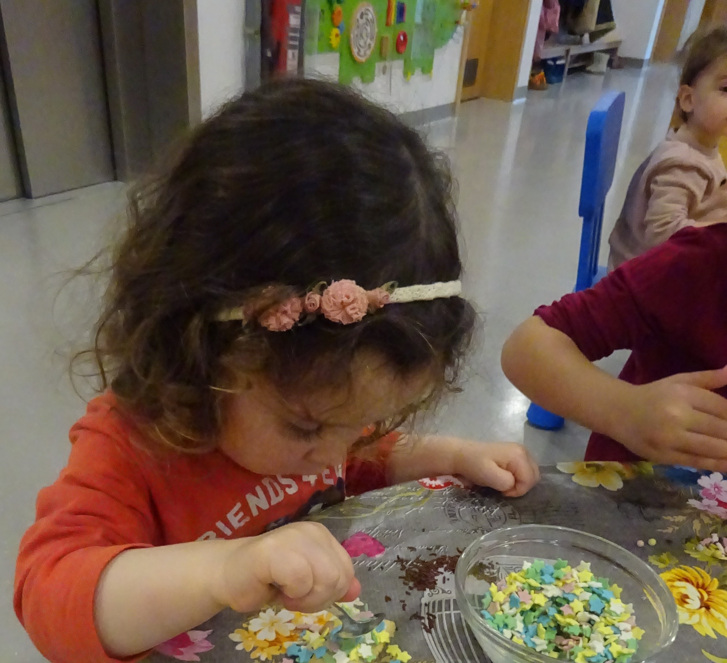 Mädchen verziert Plätzchen