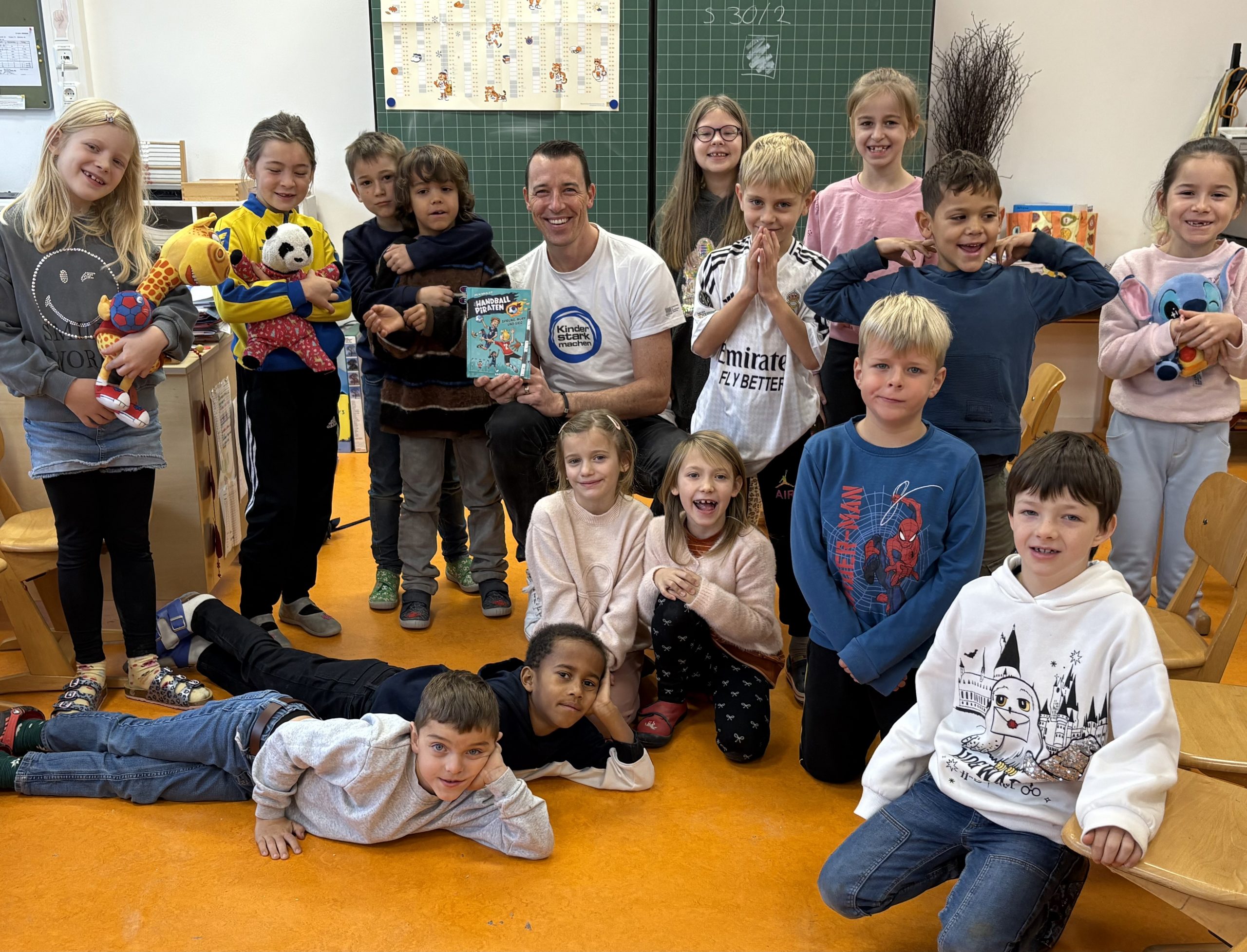 Dominik Klein und die Schülerinnen und Schüler der Klasse 2c