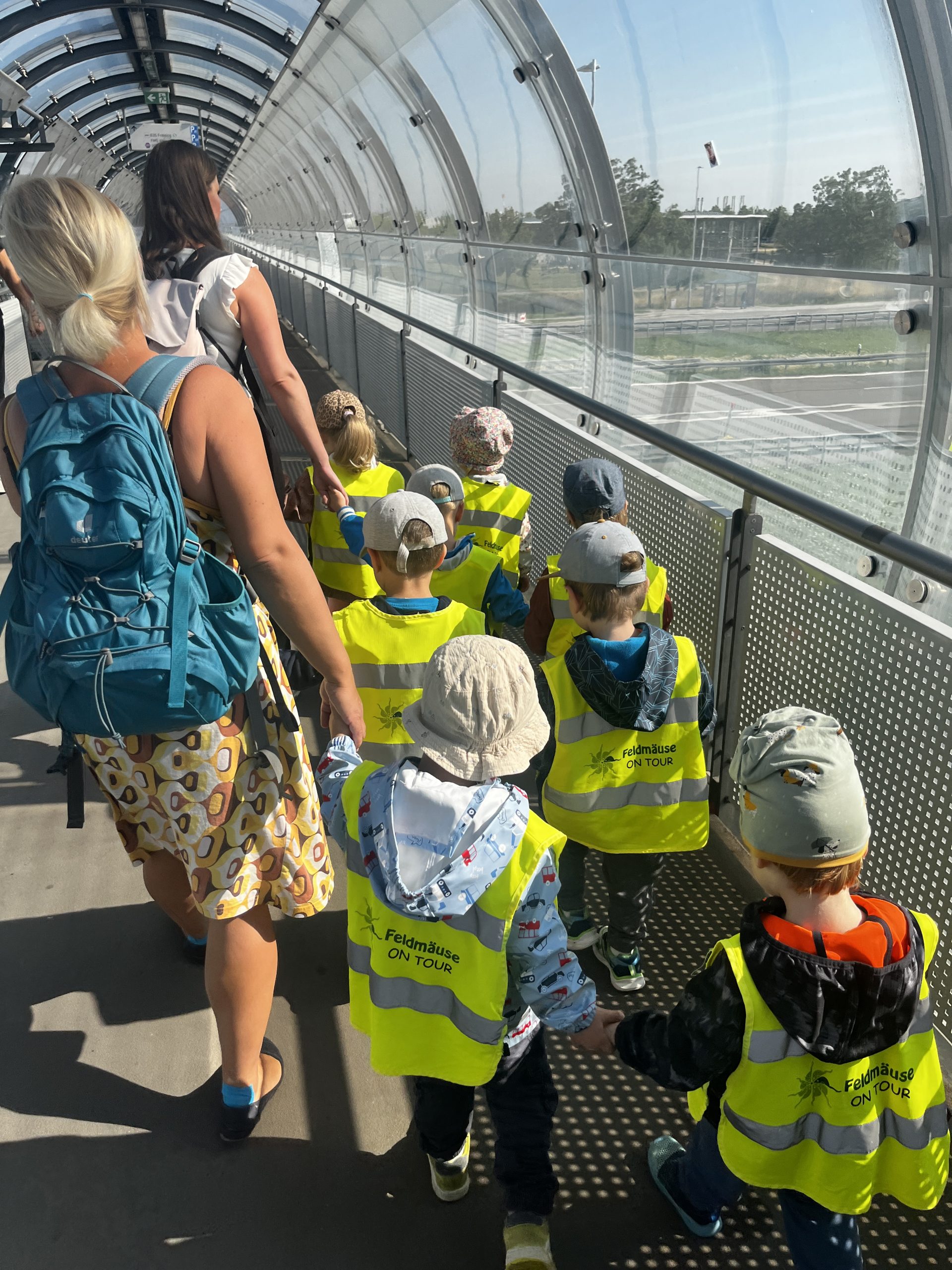 Kinder am Flughafen