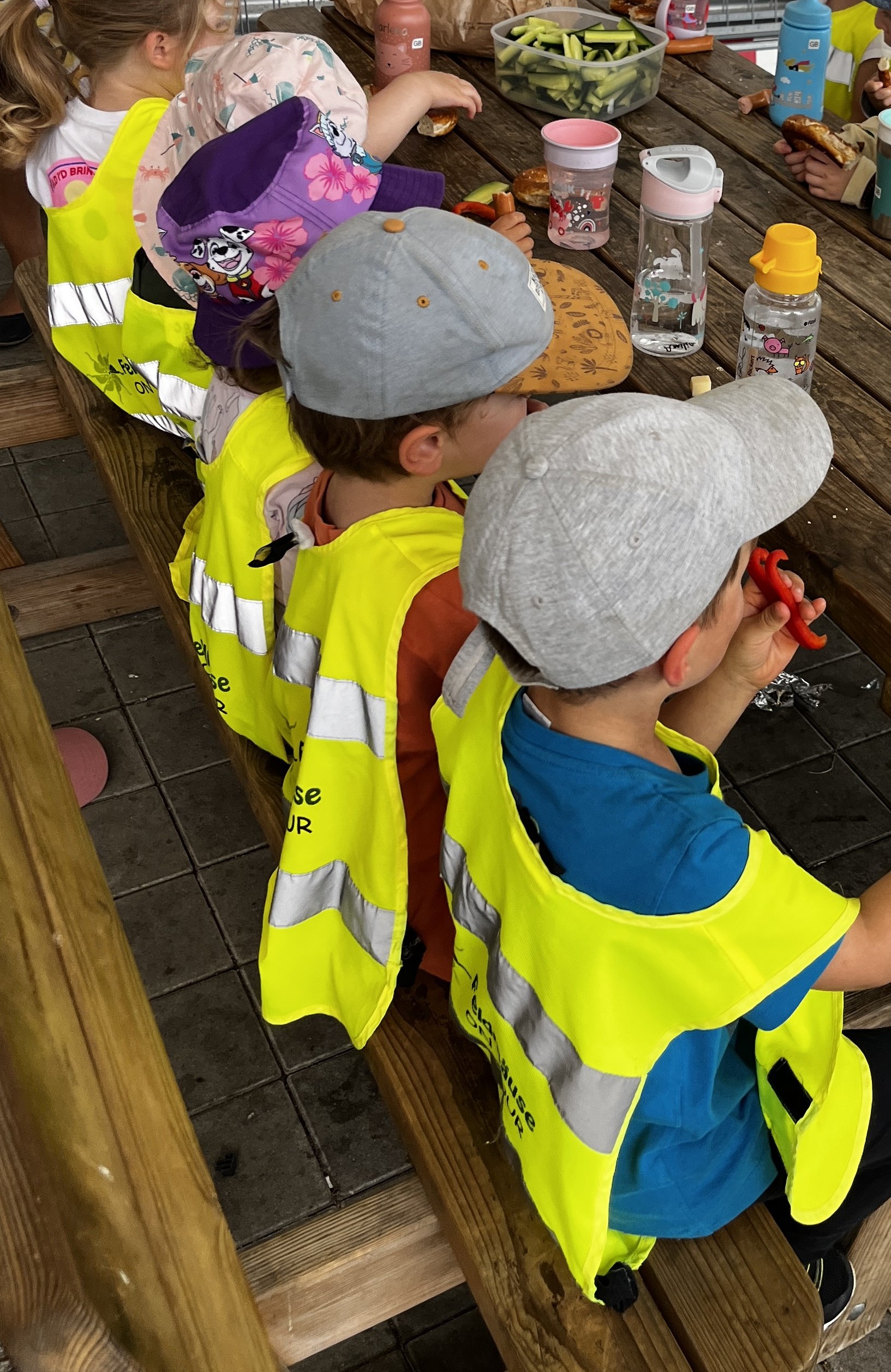 Kinder in Warnwesten von hinten