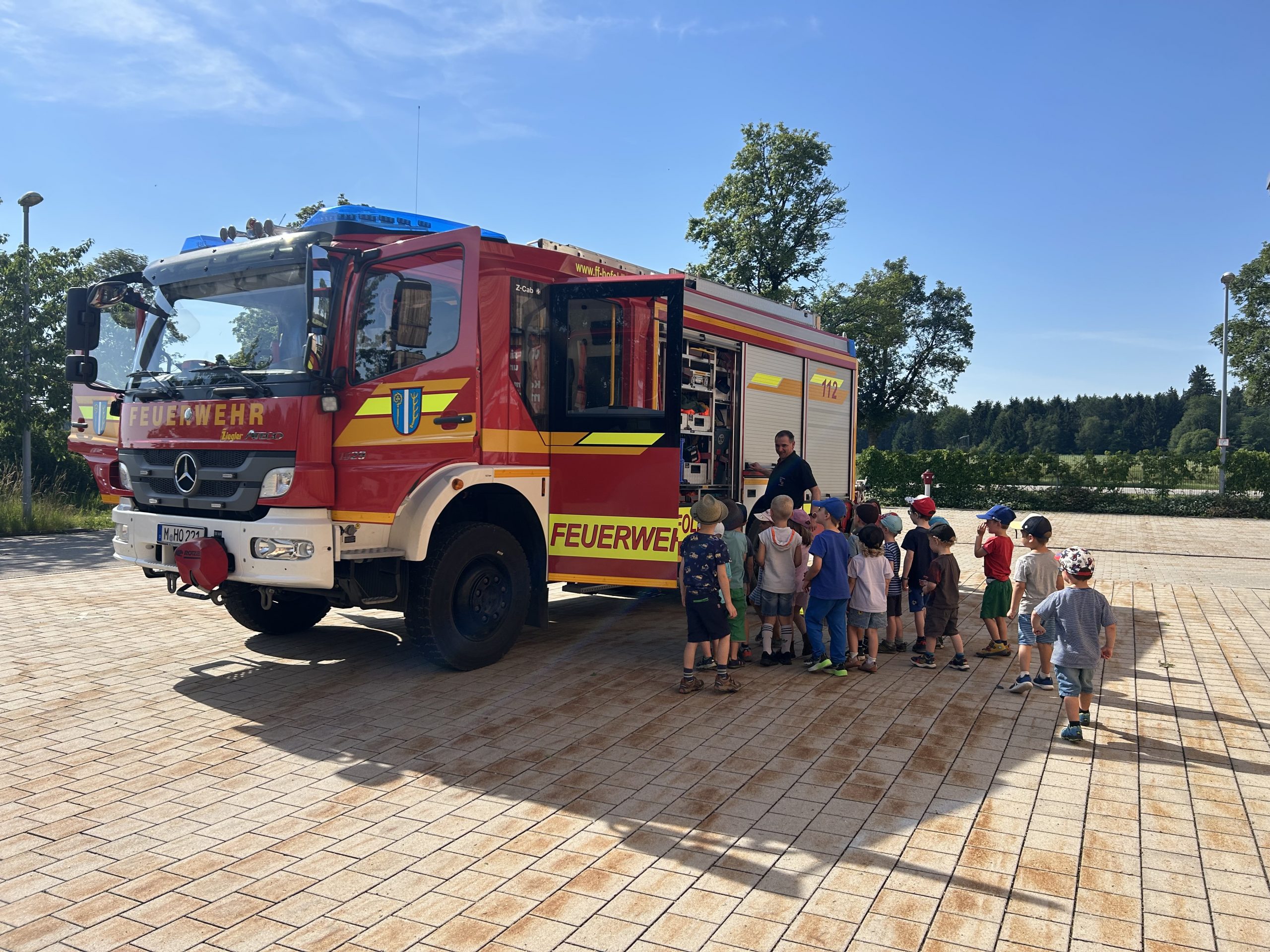 Kinder und Feuerwehrauto