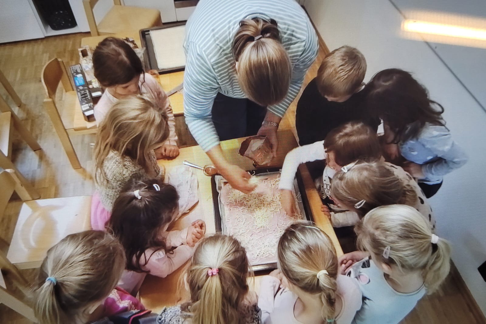 Kinder basteln mit Betreuerin