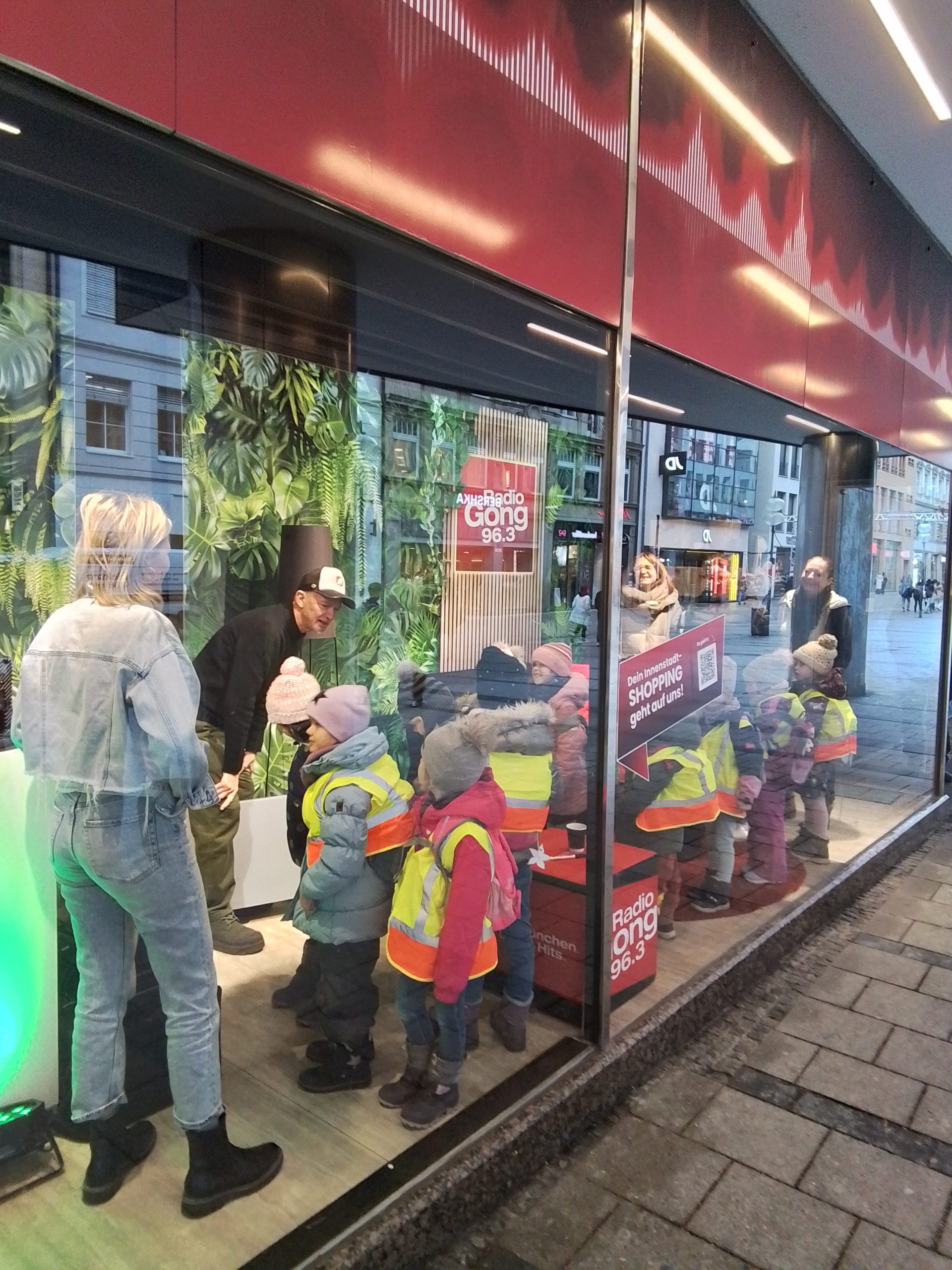 Kita-Kinder im Schaufenster