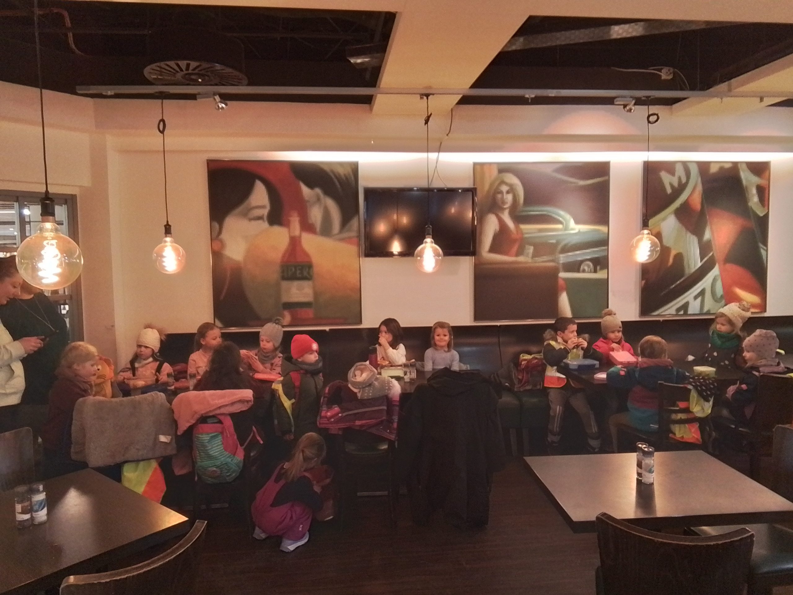 Kita-Kinder in Café