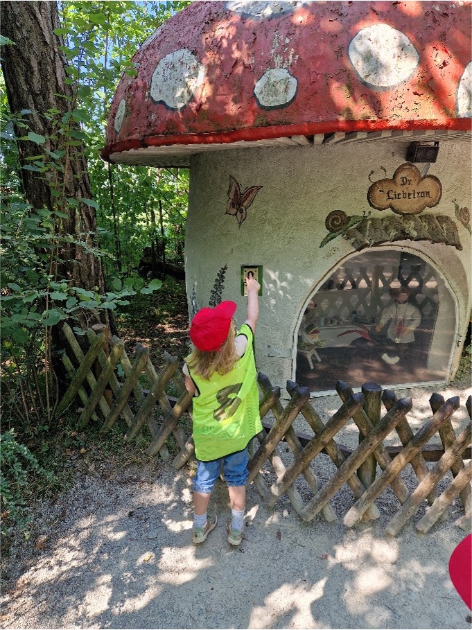 Kind im Märchenland vor Pilz-Haus