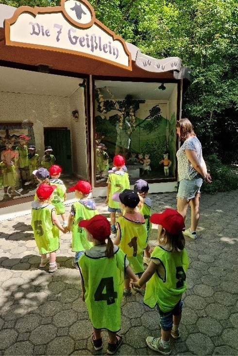 Kinder im Märchenland vor dem Haus 