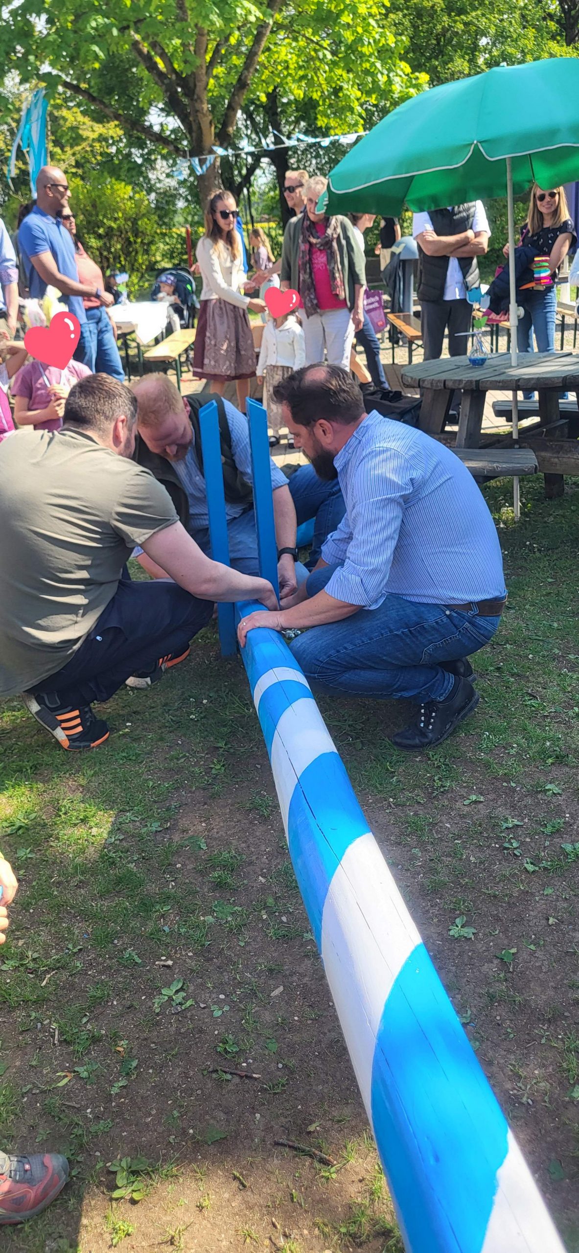 Maibaum vor dem Aufstellen