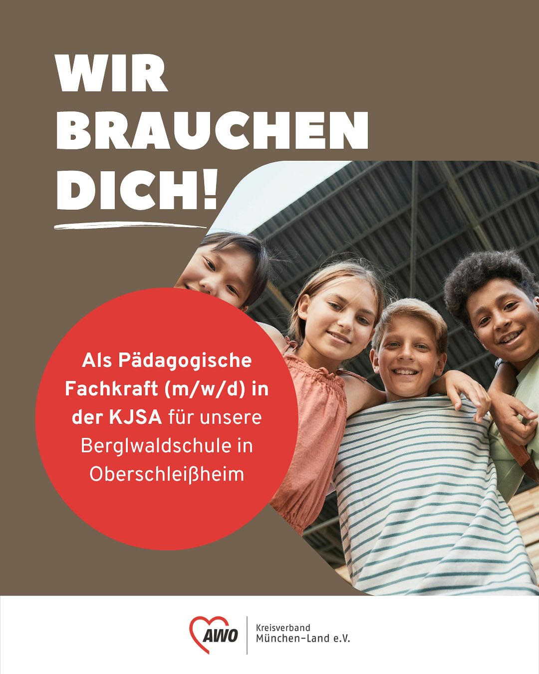 Fröhliche Kinder und Schrift "Wir brauchen dich!"