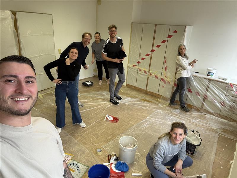 Mitarbeiter der Firma FRAMOS helfen beim Renovieren