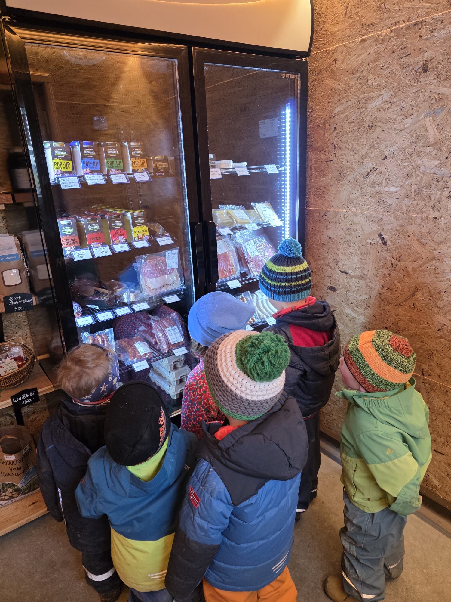 Kinder vor der Kühltheke