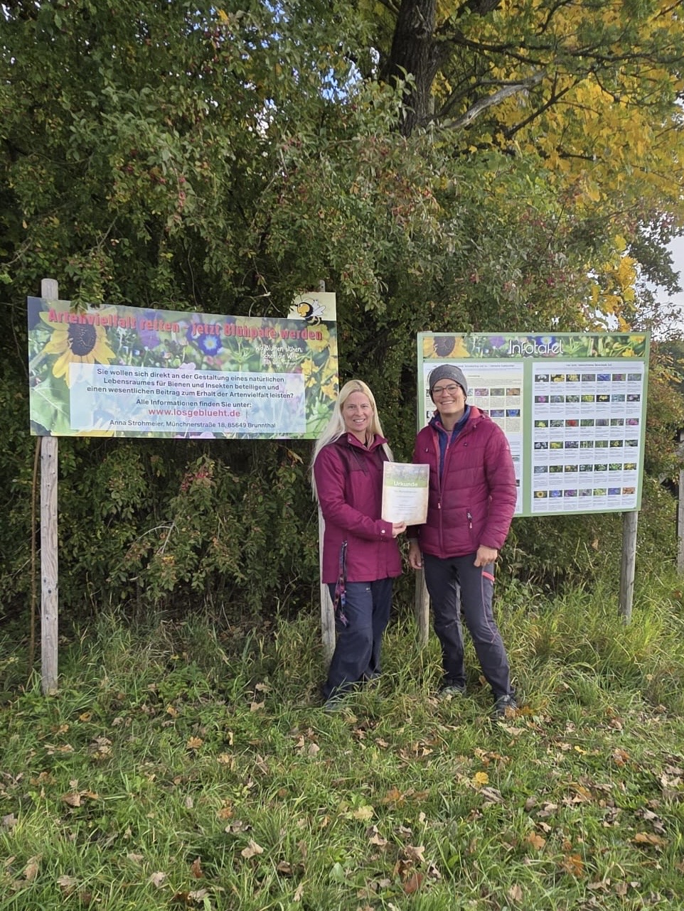 Leitung Sabine Binderberger (l.) freut sich über Blühpatenschaft