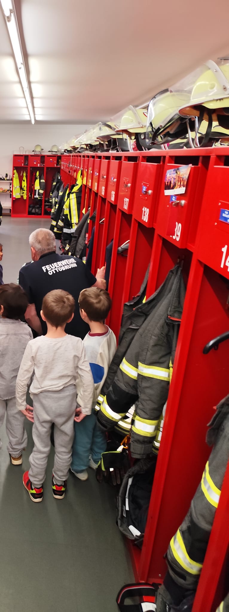 Kinder bei der Feuerwehr Ottobrunn