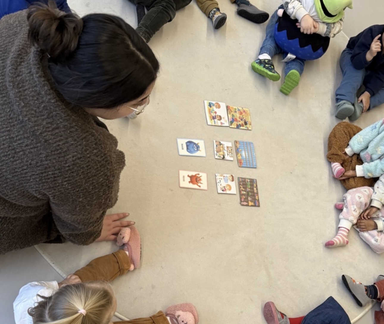 Kinder in Runde über Karten