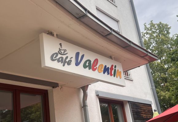 Schild am Gebäude "Café Valentin"