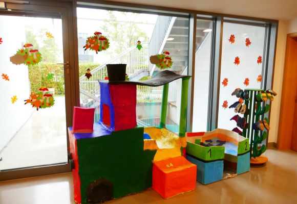 Innenraum mit Spielzeug-Kisten