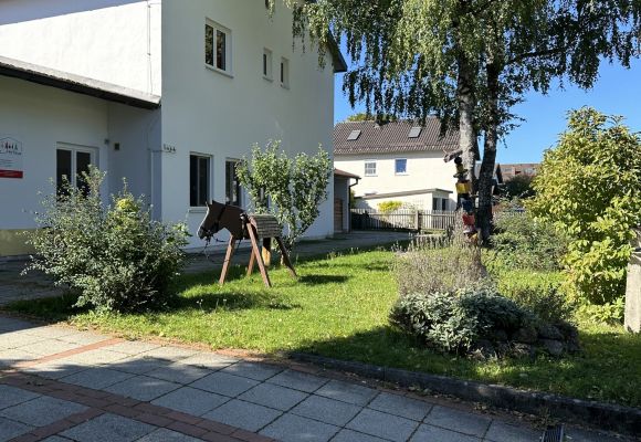 Holzpferd vor Gebäude