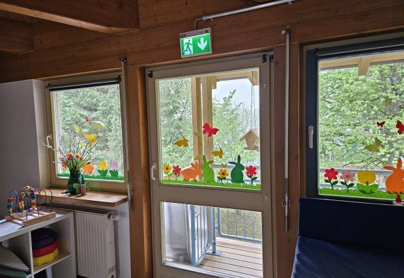 Raum von innen mit bunten Fensterbildern