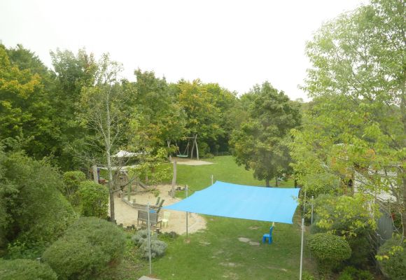 Garten mit Sonnensegel und Spielplatz
