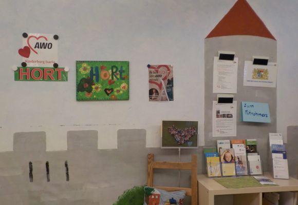 Innenraum des Hortes mit Flyern und Elterninfos