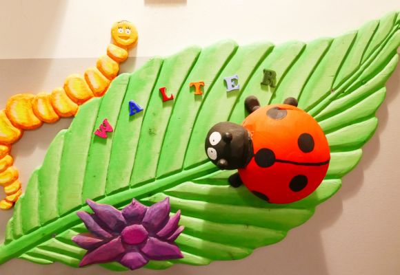 Marienkäferfigur mit Blatt und Schriftzug "Walter" darauf