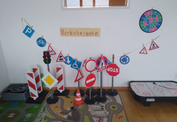 Verkehrsschilder in der Verkehrsecke