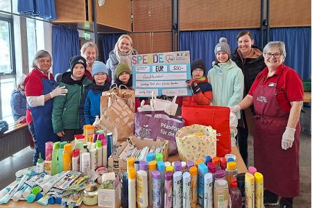 Spendenübergabe der Regenbogenvilla-Hortkinder an den Garchinger Tisch+