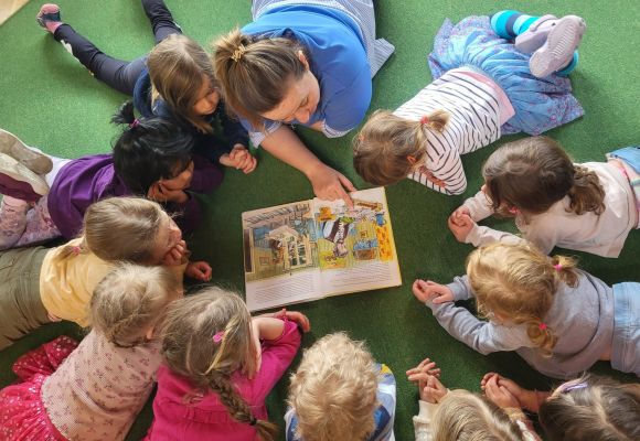 Kinder bekommen Buch vorgelesen