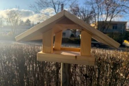 Wir haben ein Igel- und Vogelhäuschen bekommen