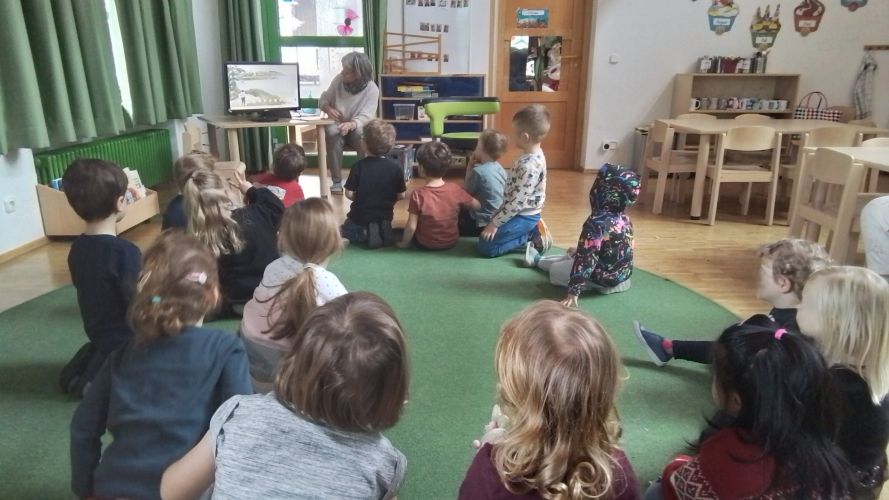 Bilderbuchkino, Schäfflertanz und bunter Regenbogenfasching im Kinderhaus Gänseliesl
