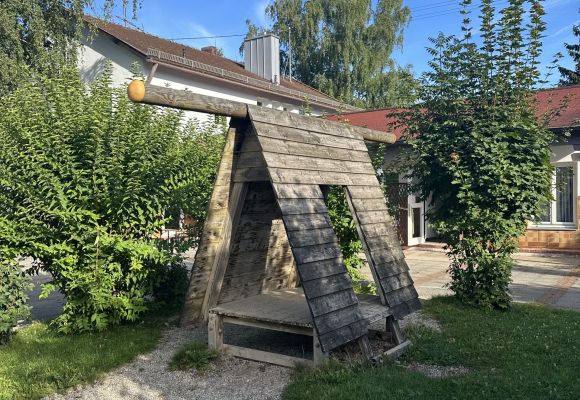Holzzelt im Garten