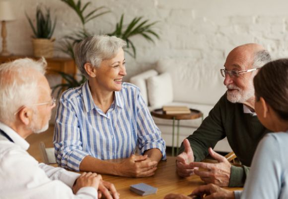 Senior*innen beim Kartenspielen