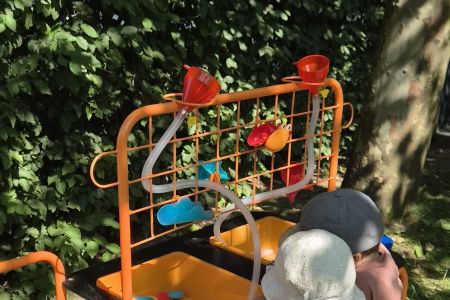 Große Freude bei den Jüngsten: Neue Wassermatschküche für die AWO-Kinderkrippe „Haus der kleinen Strolche“