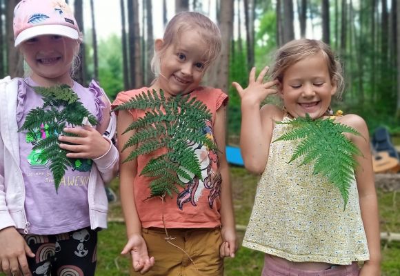 Drei Mädchen mit Farnen