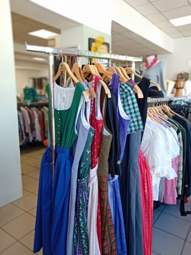 Rabattaktion zum Lohhofer Volksfest: 50 % auf Tracht und Trinkgläser in der Klawotte