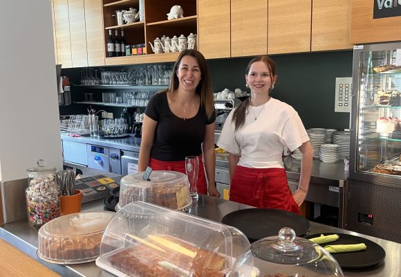 Caféleitung Ana Bacak mit Mitarbeiterin