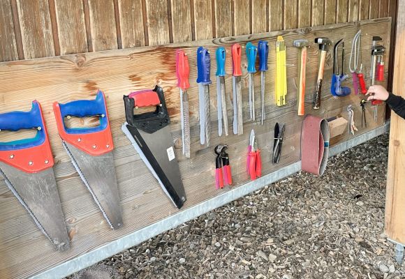 Werkzeug der Kinder hängt an Bauwagen