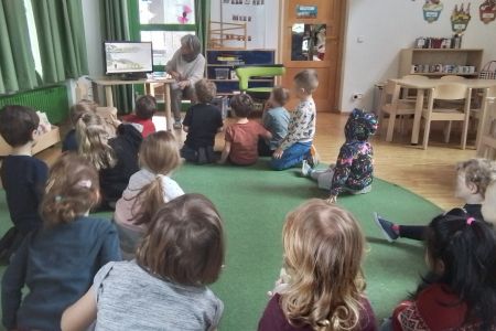 Bilderbuchkino, Schäfflertanz und bunter Regenbogenfasching im Kinderhaus Gänseliesl