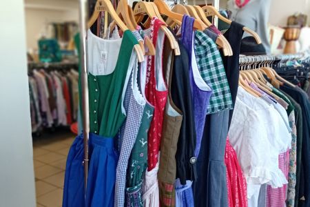 Rabattaktion zum Lohhofer Volksfest: 50 % auf Tracht und Trinkgläser in der Klawotte