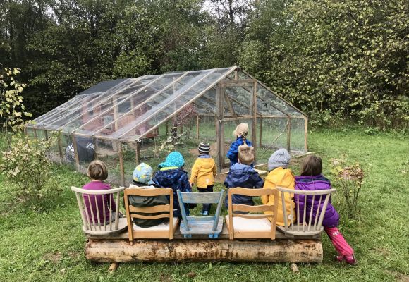 Kinder sitzen auf Stuhl-Bank